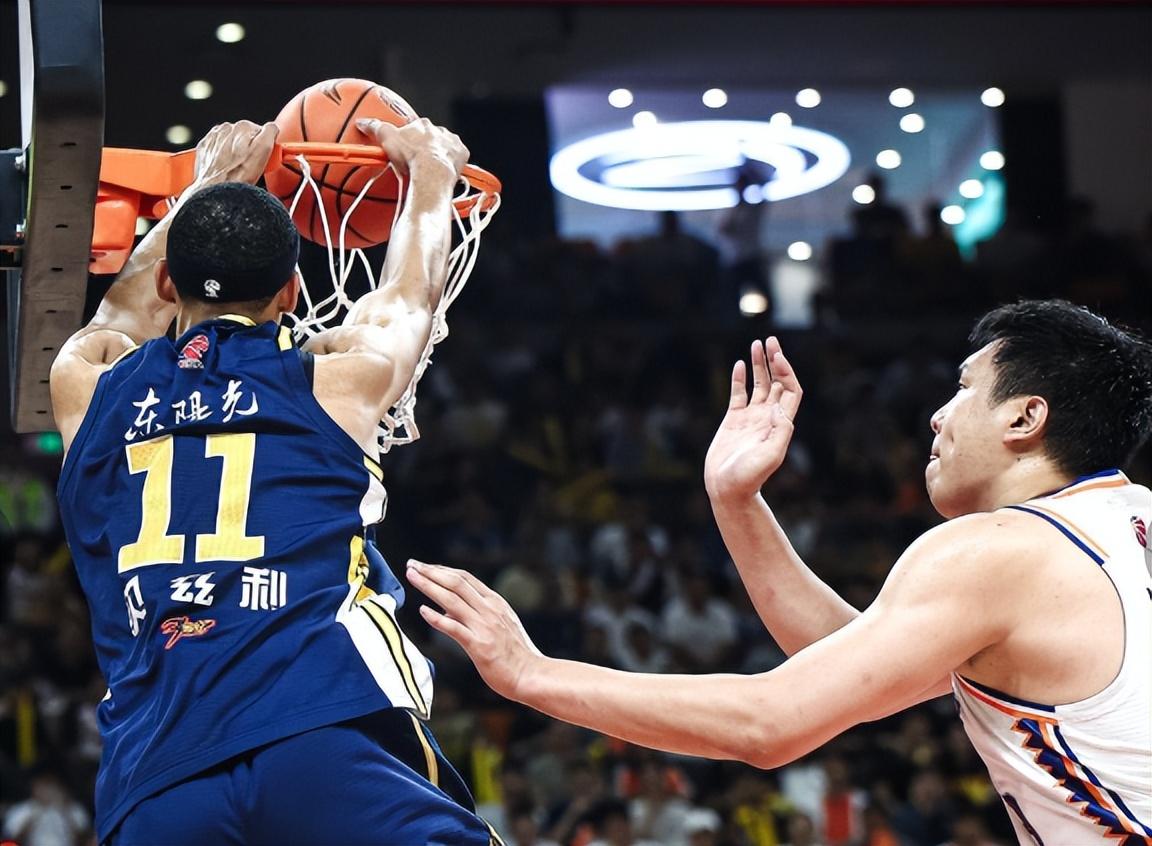 球队整体表现亮眼,但最后时刻失误成为关键 球队整体表现亮眼,但最后时刻失误成为关键