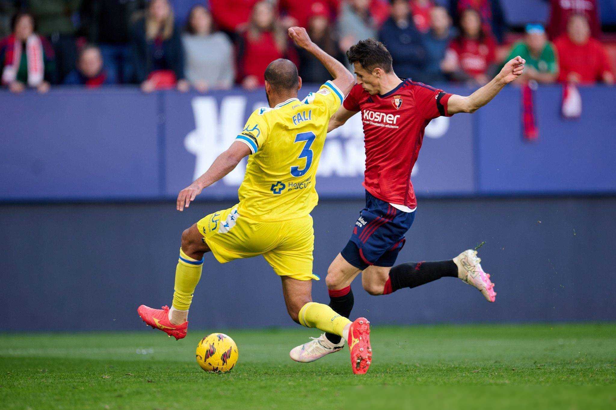 西甲比赛展开激烈较劲,呈现出精彩对决 西甲比赛展开激烈较劲,呈现出精彩对决