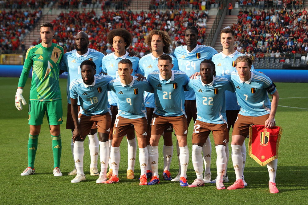 比利时国家队在比赛中碰到对手