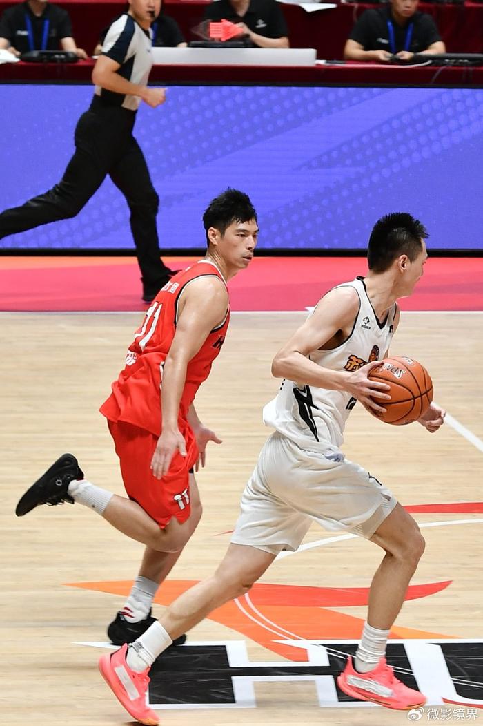 男篮联赛的精彩瞬间落入镜头,赛事精彩 男篮联赛的精彩瞬间落入镜头,赛事精彩