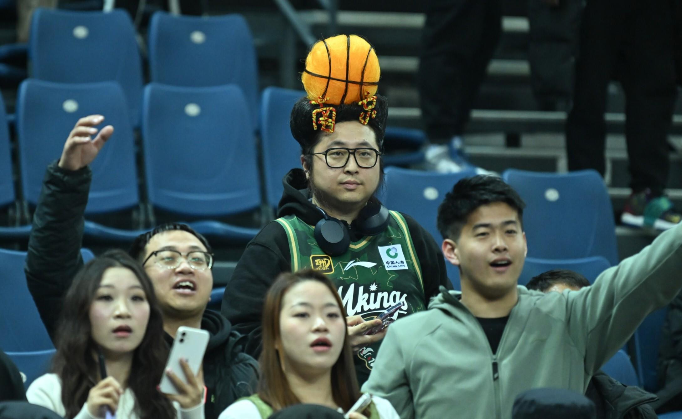 CBA联赛即将恢复,球迷终于可以重返球馆观战 CBA联赛即将恢复,球迷终于可以重返球馆观战