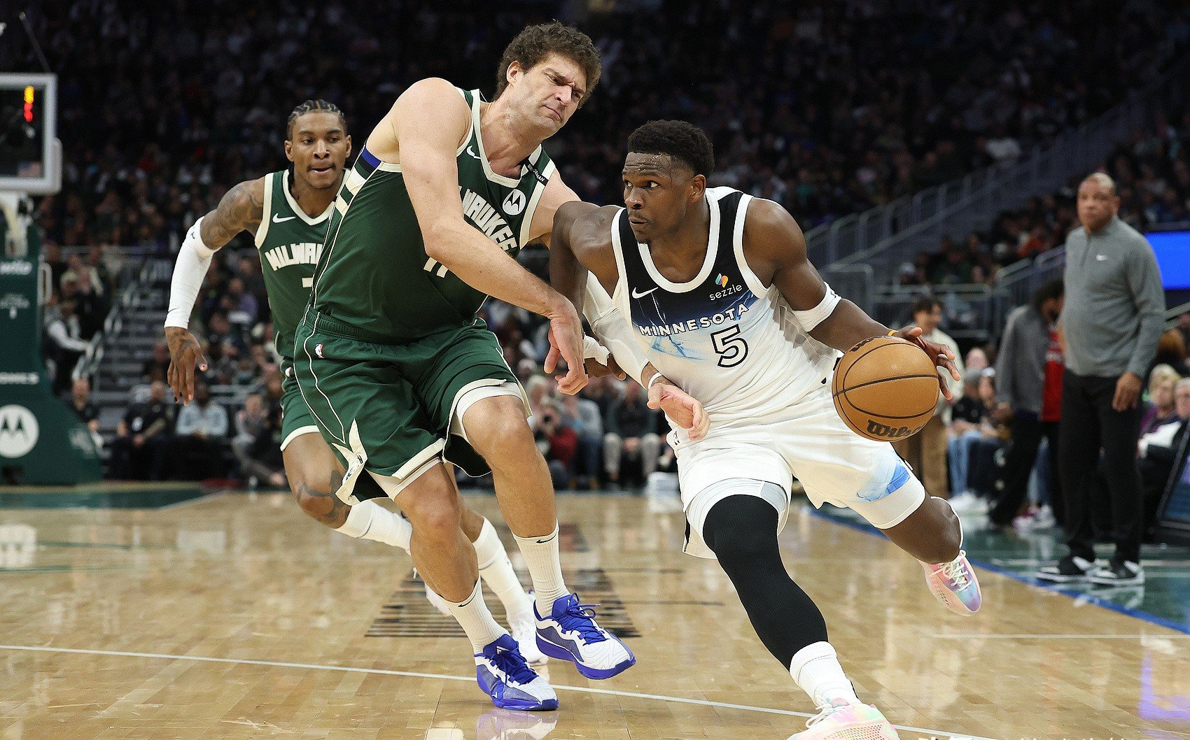 雄鹿轻取湖人继续领跑东部 雄鹿轻取湖人继续领跑东部