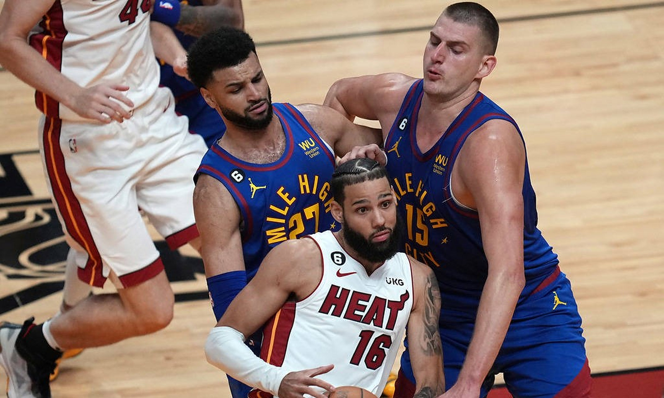 雄火客场擒掘金,弗兰克全队最佳 雄火客场擒掘金,弗兰克全队最佳